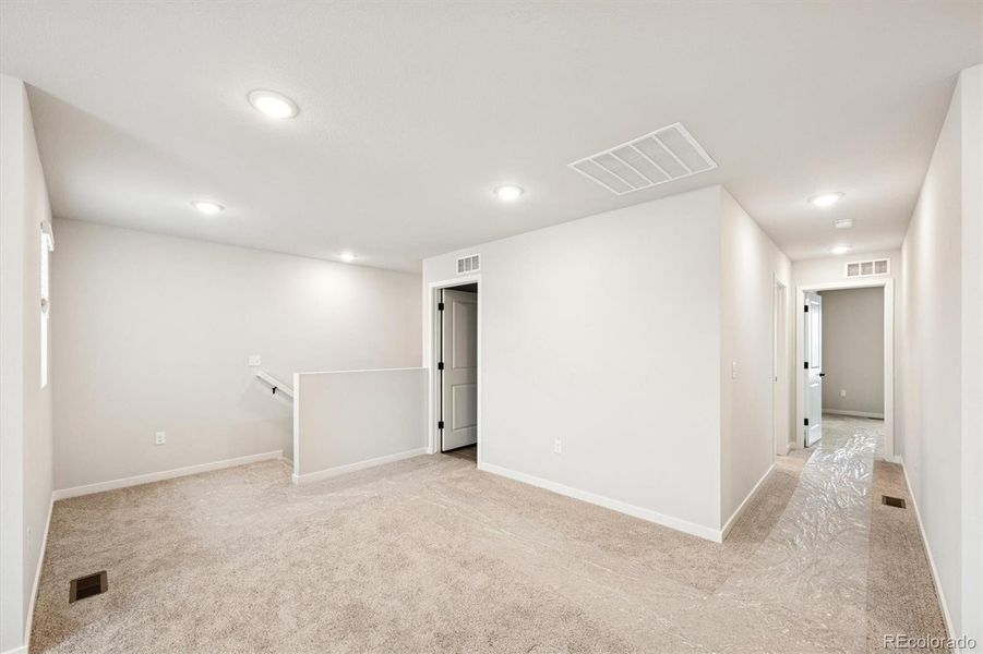 Spacious, unfurnished interior of a new home in Coyote Creek, Fort Lupton (Image 17).