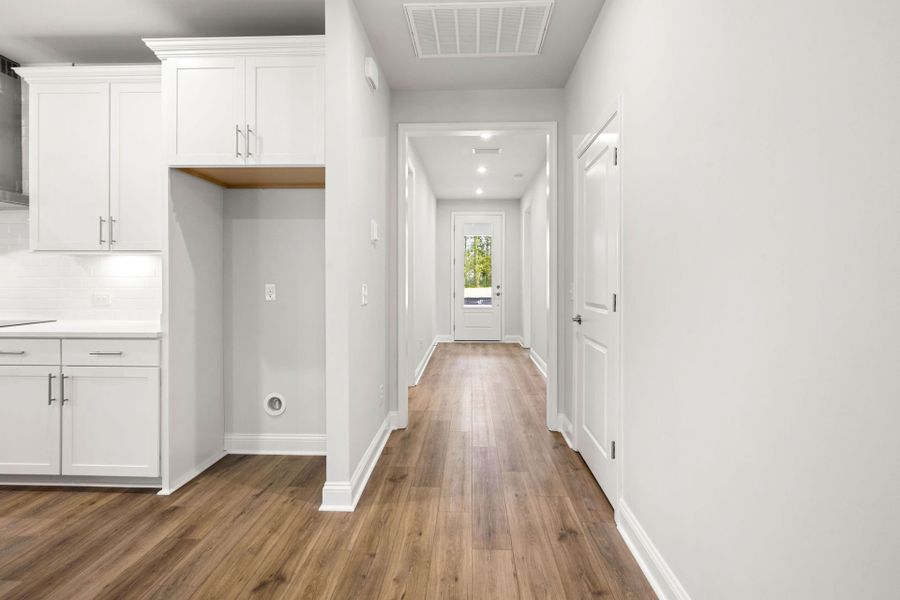 Spacious, unfurnished interior of a new home in Waterways, Richmond Hill (Image 23).