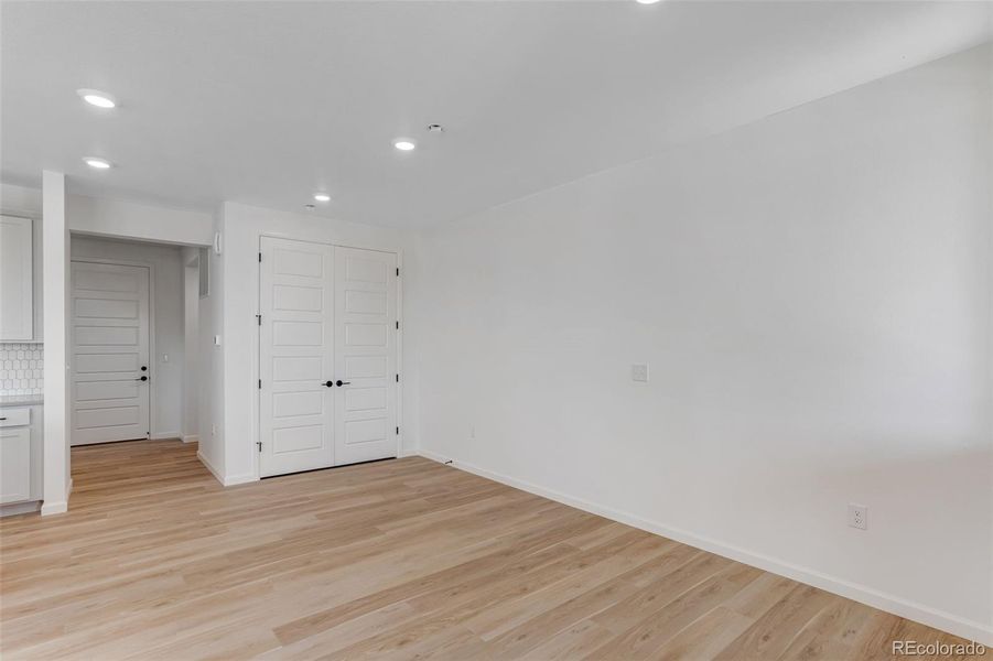 Spacious, unfurnished interior of a new home in Sugar Mill Village, Longmont (Image 23).