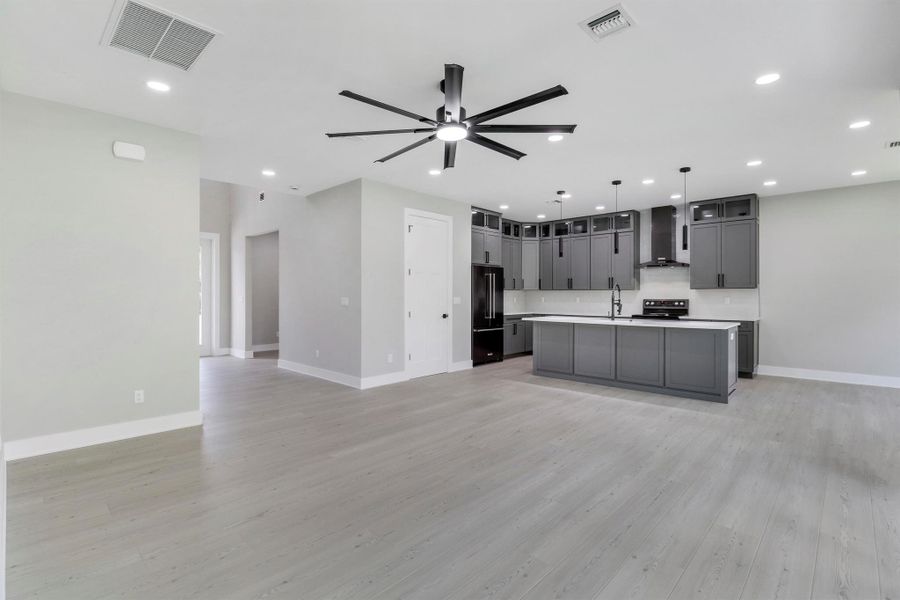 Spacious, unfurnished interior of a new home in , Jensen Beach (Image 25).