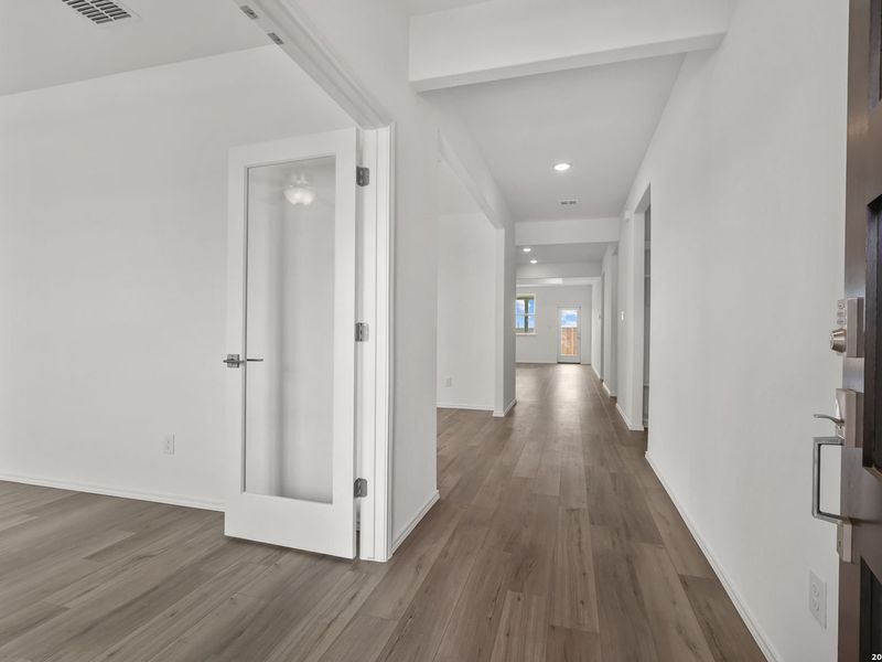 Spacious, unfurnished interior of a new home in Hickory Ridge, San Antonio (Image 18).