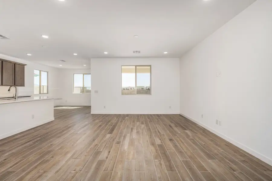 Spacious, unfurnished interior of a new home in Citrus Park, Goodyear (Image 9).