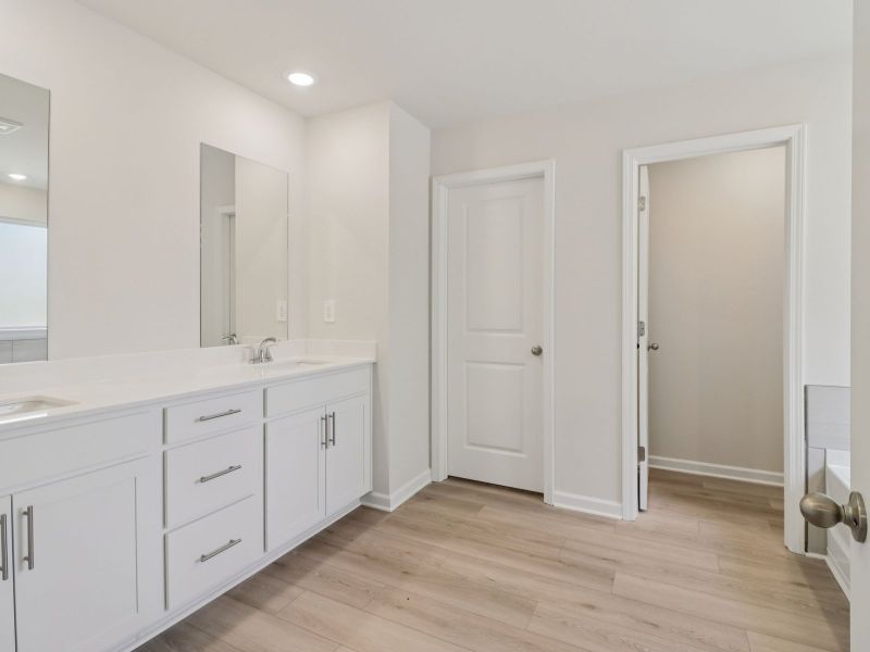 Furnished interior view inside a new home in Ivey Township, Dallas (Image 9).