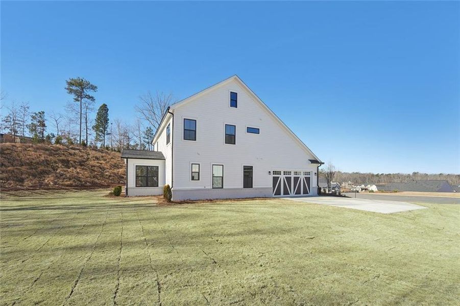 Exterior details and patio area of a home in Sterling Pointe, Cumming (Image 36).