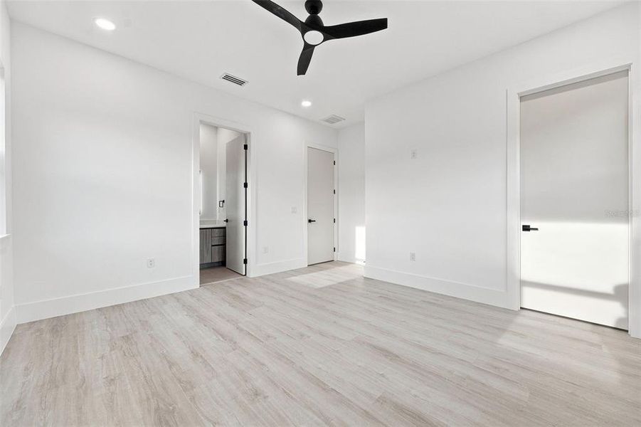 Spacious, unfurnished interior of a new home in , Sarasota (Image 32).