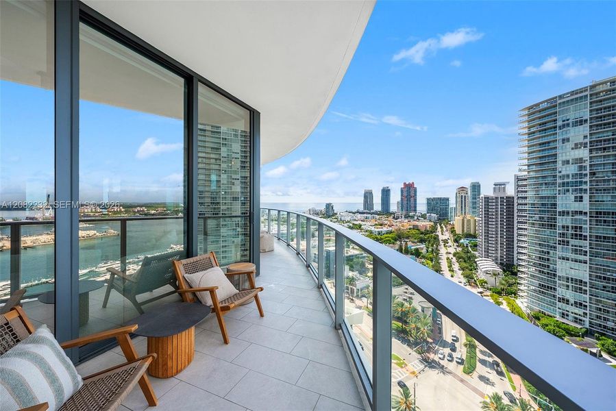 Condo located in Miami Beach, FL showcasing its design and architecture (Image 25).