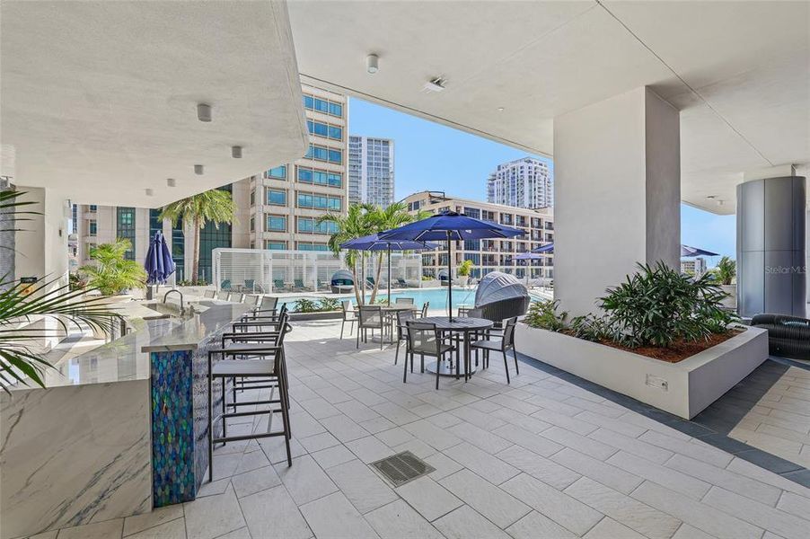 Condo located in St. Petersburg, FL showcasing its design and architecture (Image 34).
