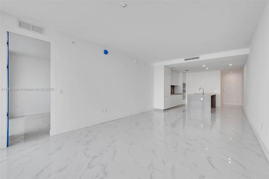 Spacious, unfurnished interior of a new home in Aria Reserve, Miami (Image 25).