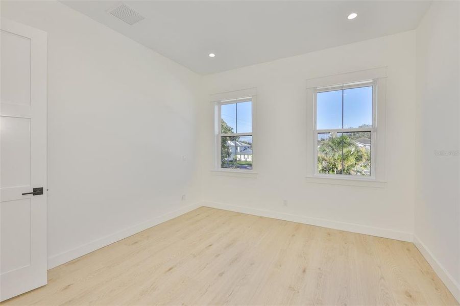 Spacious, unfurnished interior of a new home in , Tampa (Image 78).