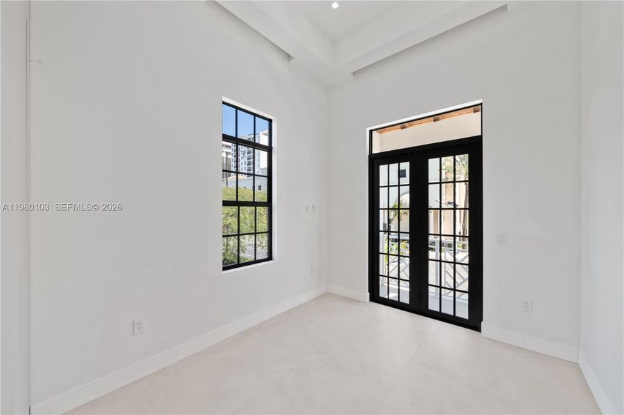 Spacious, unfurnished interior of a new home in , Coral Gables (Image 34).