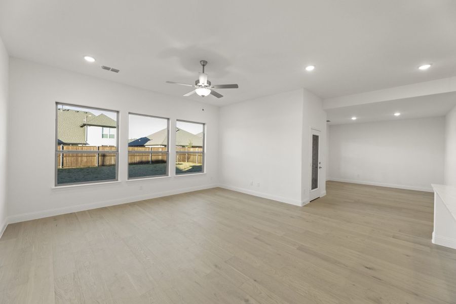 Spacious, unfurnished interior of a new home in Meadow Run, Melissa (Image 13).