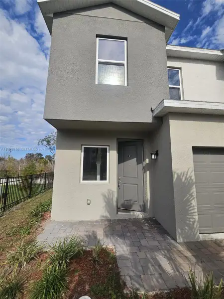 Exterior details and patio area of a home in , Orlando (Image 3).