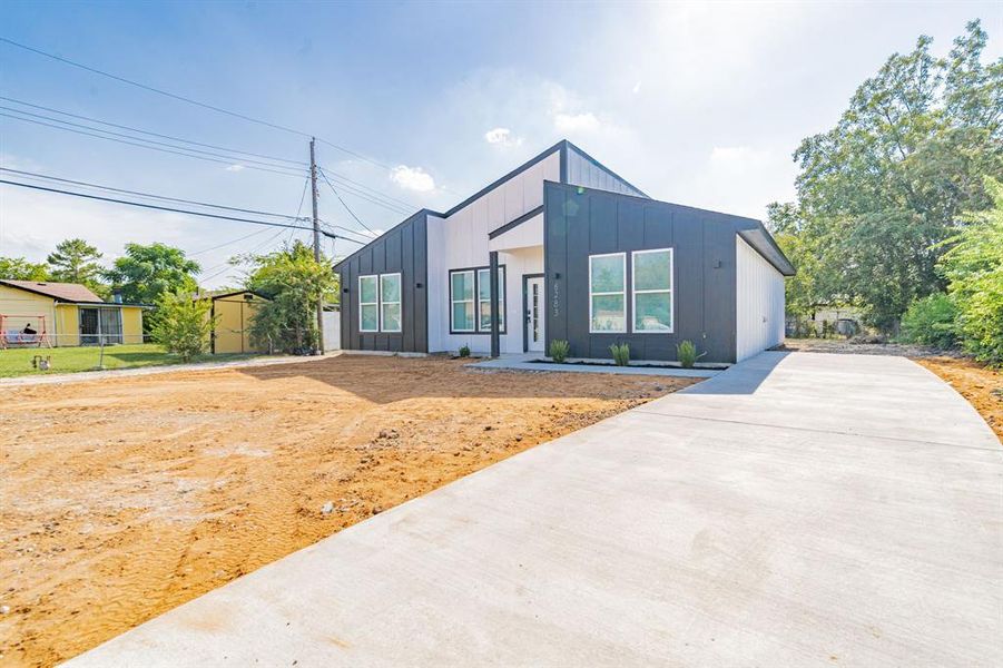 Front exterior of a new home in , Dallas, TX, highlighting curb appeal (Image 27).