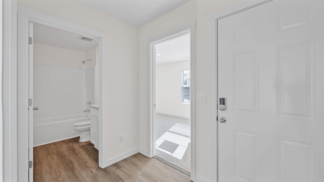 Spacious, unfurnished interior of a new home in Crescent Ridge, Niota (Image 9).