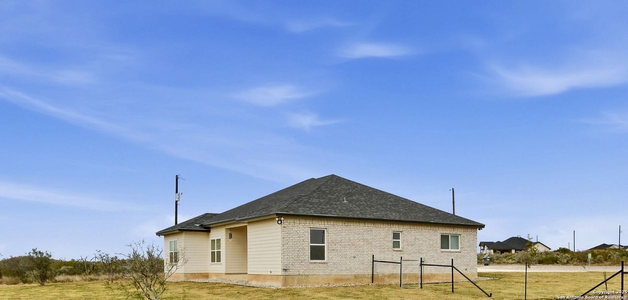 Exterior details and patio area of a home in , Uvalde (Image 26).
