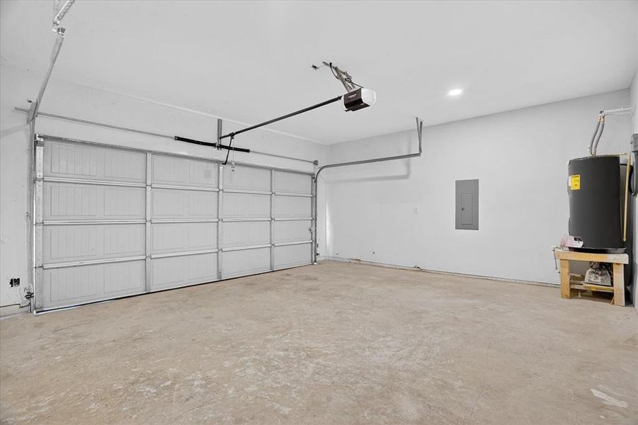Spacious, unfurnished interior of a new home in , Granbury (Image 24).
