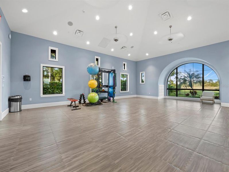 Spacious, unfurnished interior of a new home in , Sarasota (Image 20).