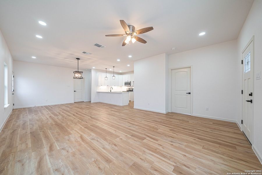 Spacious, unfurnished interior of a new home in , La Vernia (Image 13).