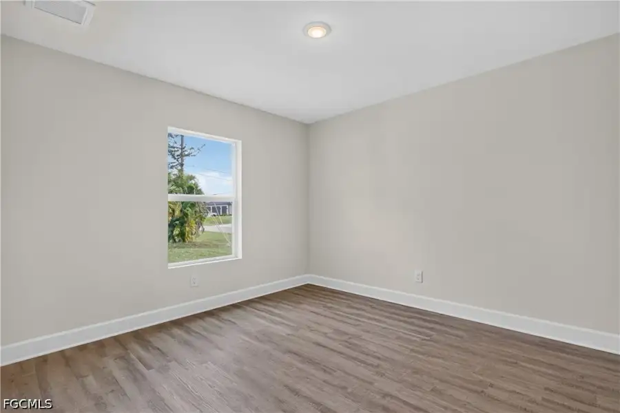Spacious, unfurnished interior of a new home in Cape Coral, Cape Coral (Image 14).