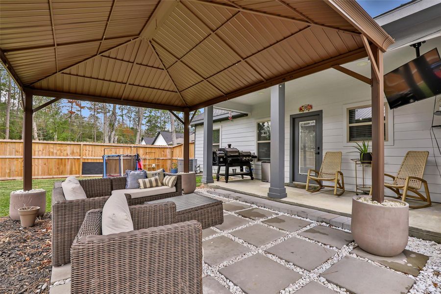 Exterior details and patio area of a home in , Roman Forest (Image 4).
