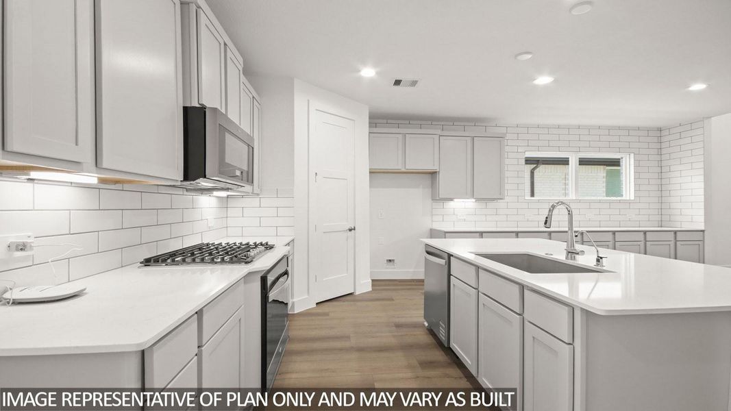 Furnished interior view inside a new home in Silverthorne, Conroe (Image 3).
