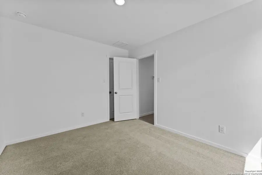 Spacious, unfurnished interior of a new home in Lodi Grove, Floresville (Image 12).