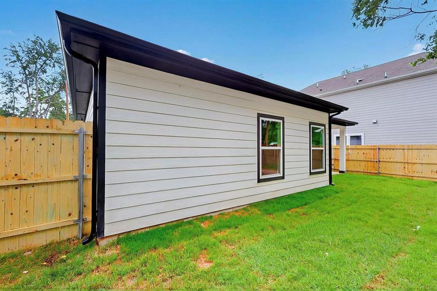 Exterior details and patio area of a home in , Sulphur Springs (Image 18).
