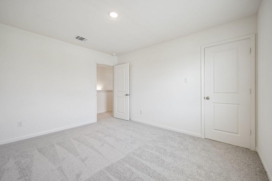 Spacious, unfurnished interior of a new home in Eagles Landing, Elgin (Image 7).