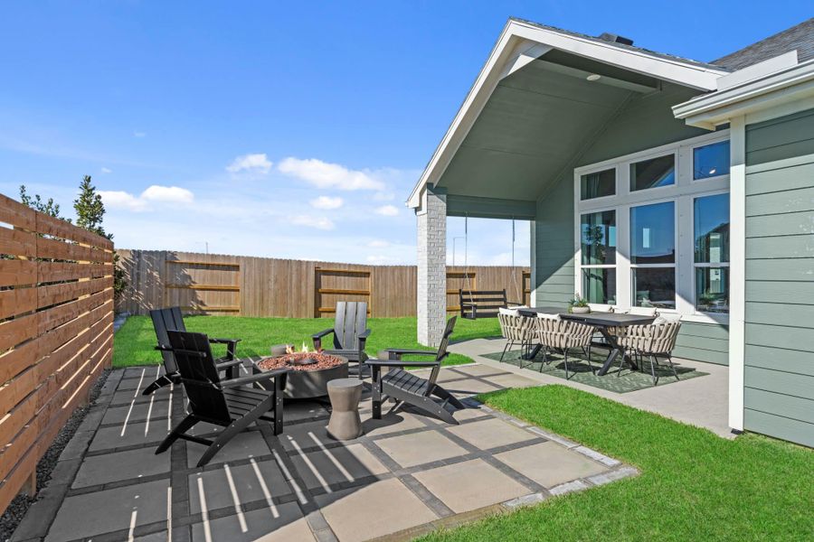 Exterior details and patio area of a home in Beacon Point, Texas City (Image 3).