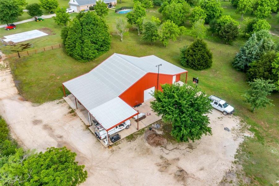 Large workshop with electricity & carport for extra parking. Large workshop with electricity & carport for extra parking.