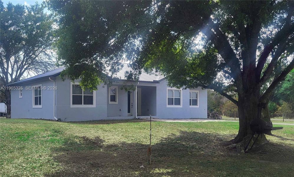 Exterior details and patio area of a home in , Clewiston (Image 26).