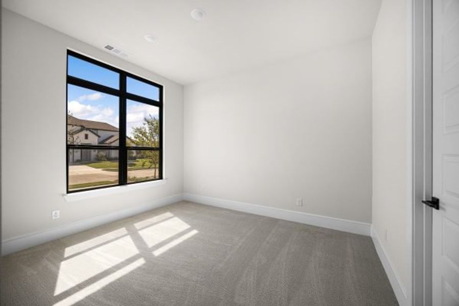 Spacious, unfurnished interior of a new home in Heath Golf and Yacht Club, Heath (Image 49).