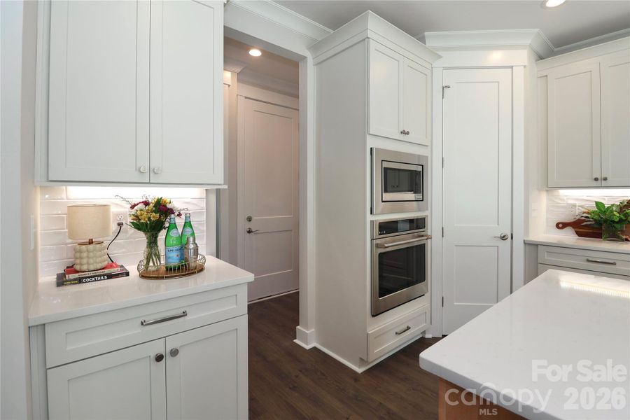 Stylish, functional layout blending beauty & everyday convenience. Stylish, functional layout blending beauty & everyday convenience.