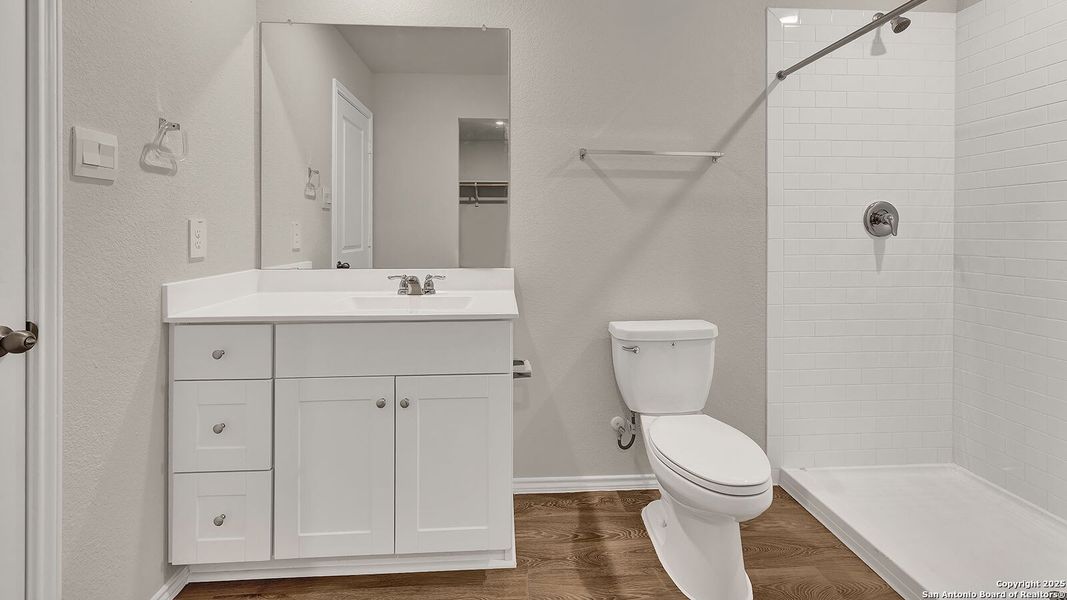 Furnished interior view inside a new home in Ladera, Luling (Image 8).