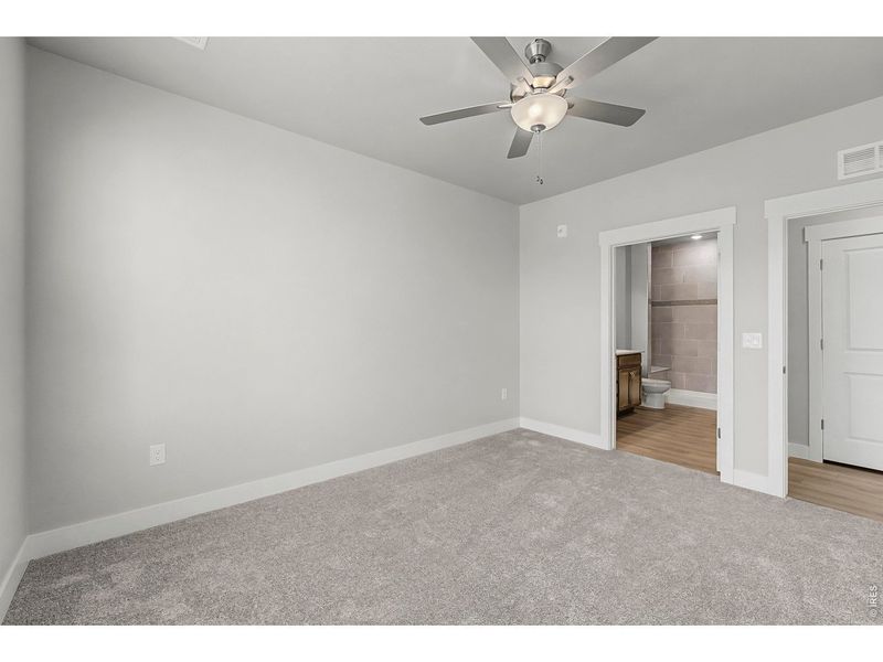 Spacious, unfurnished interior of a new home in Highlands at Fox Hill - The Flats, Longmont (Image 14).
