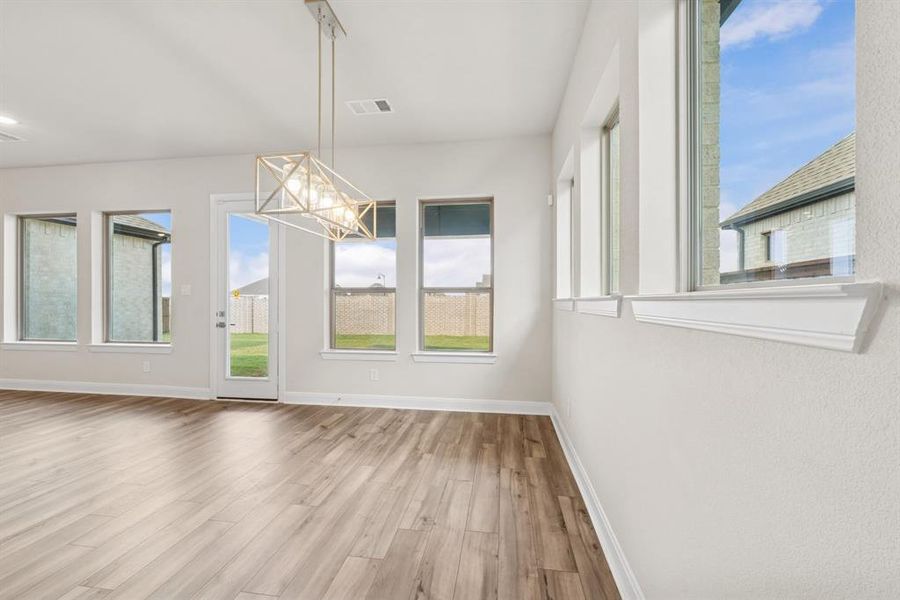Spacious, unfurnished interior of a new home in Myrtle Creek, Waxahachie (Image 21).