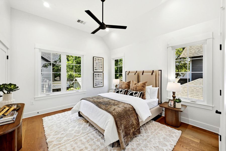 Vast windows illuminate this well-appointed bedroom, offering comfort and style. Vast windows illuminate this well-appointed bedroom, offering comfort and style.