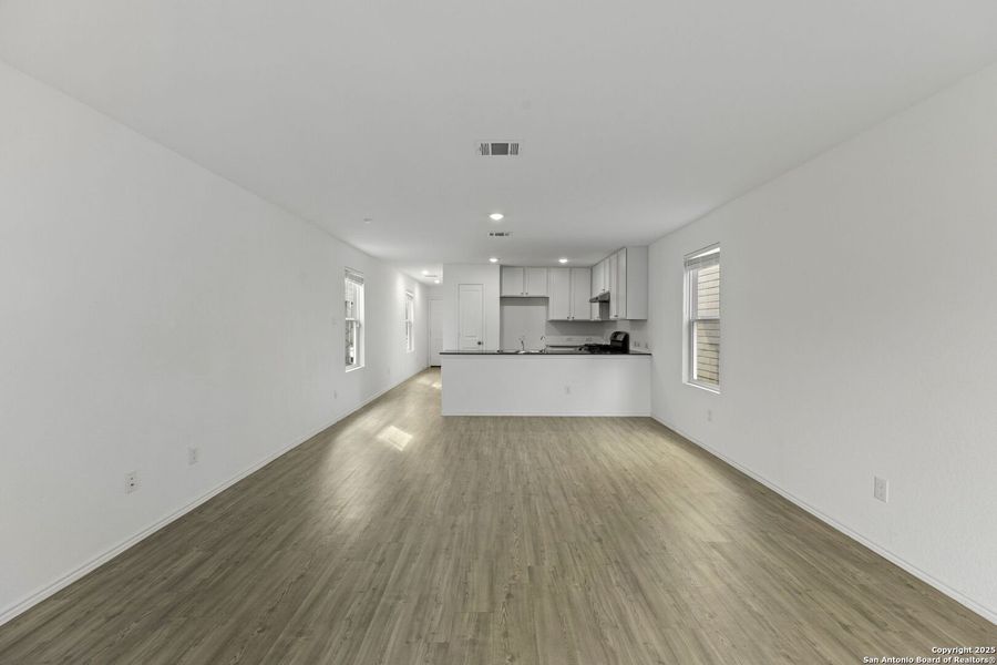 Spacious, unfurnished interior of a new home in Presa Point, San Antonio (Image 11).