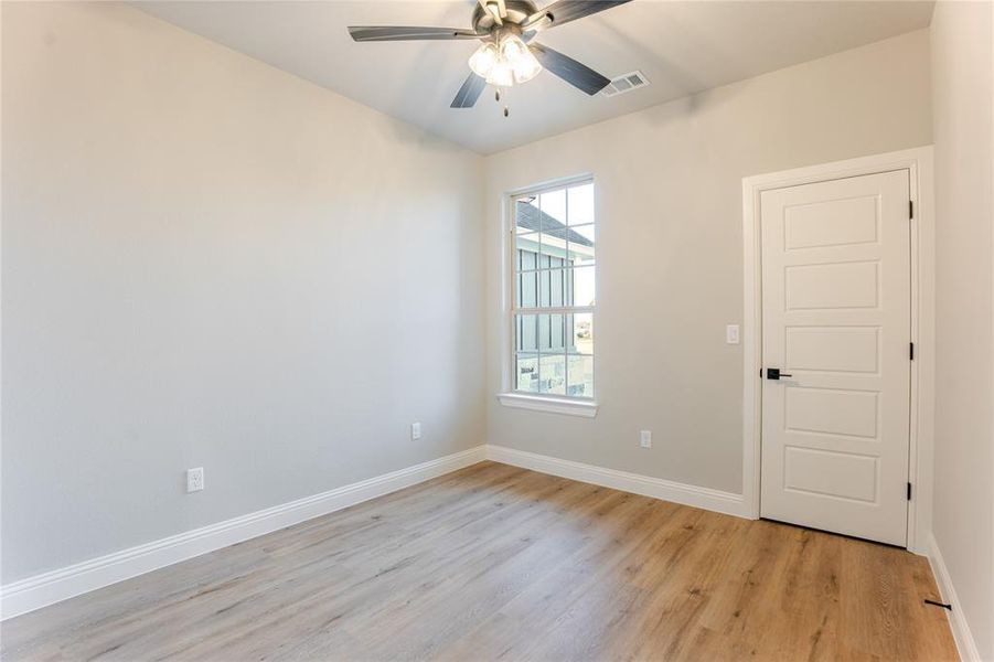 Spacious, unfurnished interior of a new home in , Tolar (Image 18).