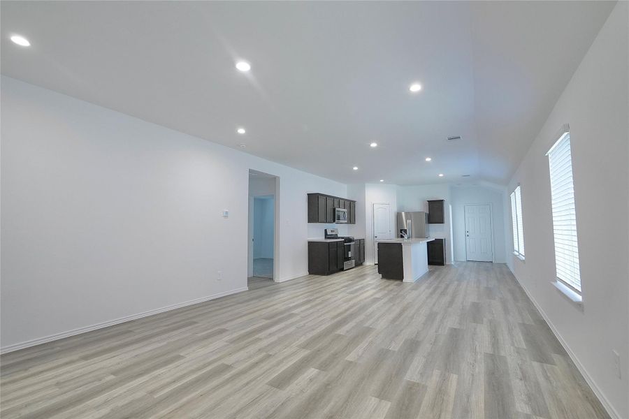 Spacious, unfurnished interior of a new home in Legacy Park, Houston (Image 30).