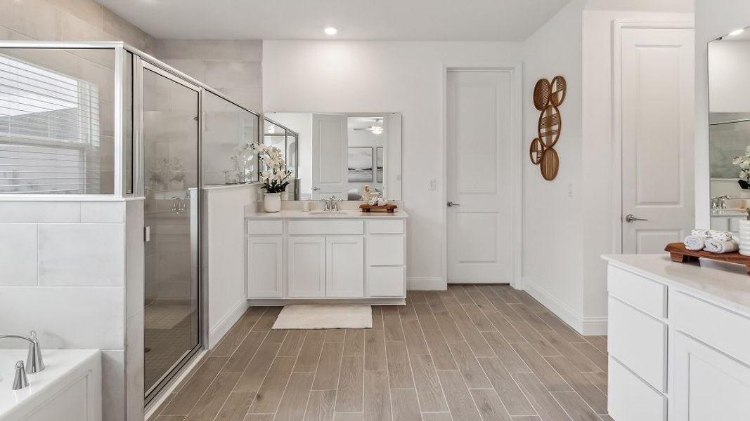 2654 Medallion Owners Bath 2of5 F1 7 18 25