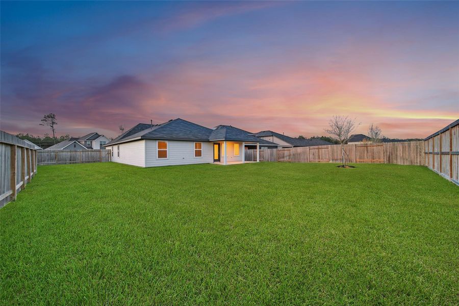 Exterior details and patio area of a home in Silverthorne, Conroe (Image 27).