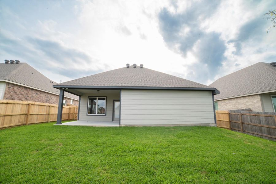 Exterior details and patio area of a home in , Brenham (Image 19).
