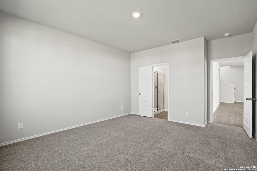 Spacious, unfurnished interior of a new home in Blue Ridge Ranch, San Antonio (Image 19).