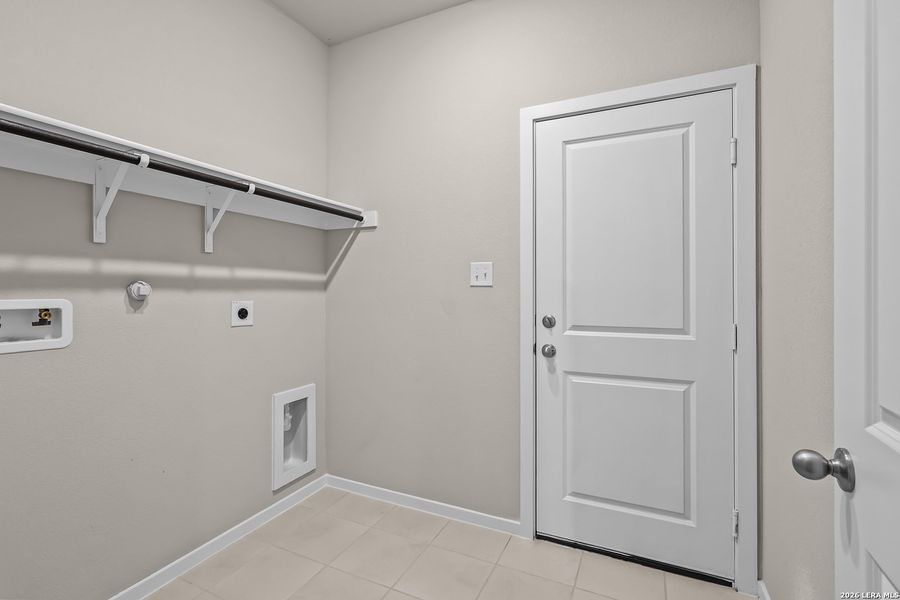 Spacious, unfurnished interior of a new home in Garden Grove, San Antonio (Image 22).