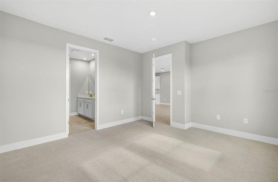 Spacious, unfurnished interior of a new home in Wellen Park, Venice (Image 17).