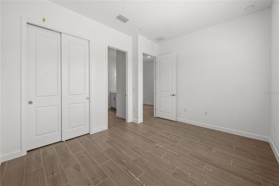 Spacious, unfurnished interior of a new home in Calusa Country Club, Lakewood Ranch (Image 28).