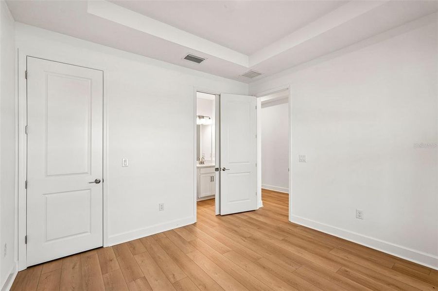 Spacious, unfurnished interior of a new home in Tiburon, Nokomis (Image 19).
