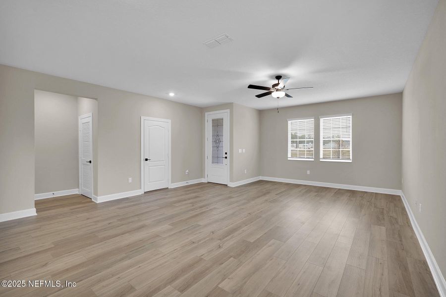 Spacious, unfurnished interior of a new home in Jennings Farm, Middleburg (Image 19).