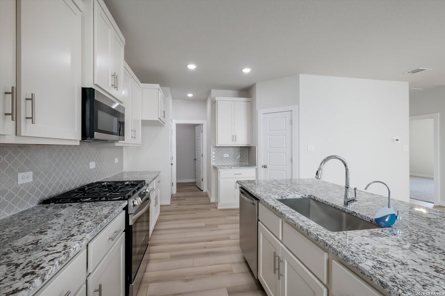 Furnished interior view inside a new home in Avondale, San Antonio (Image 10).